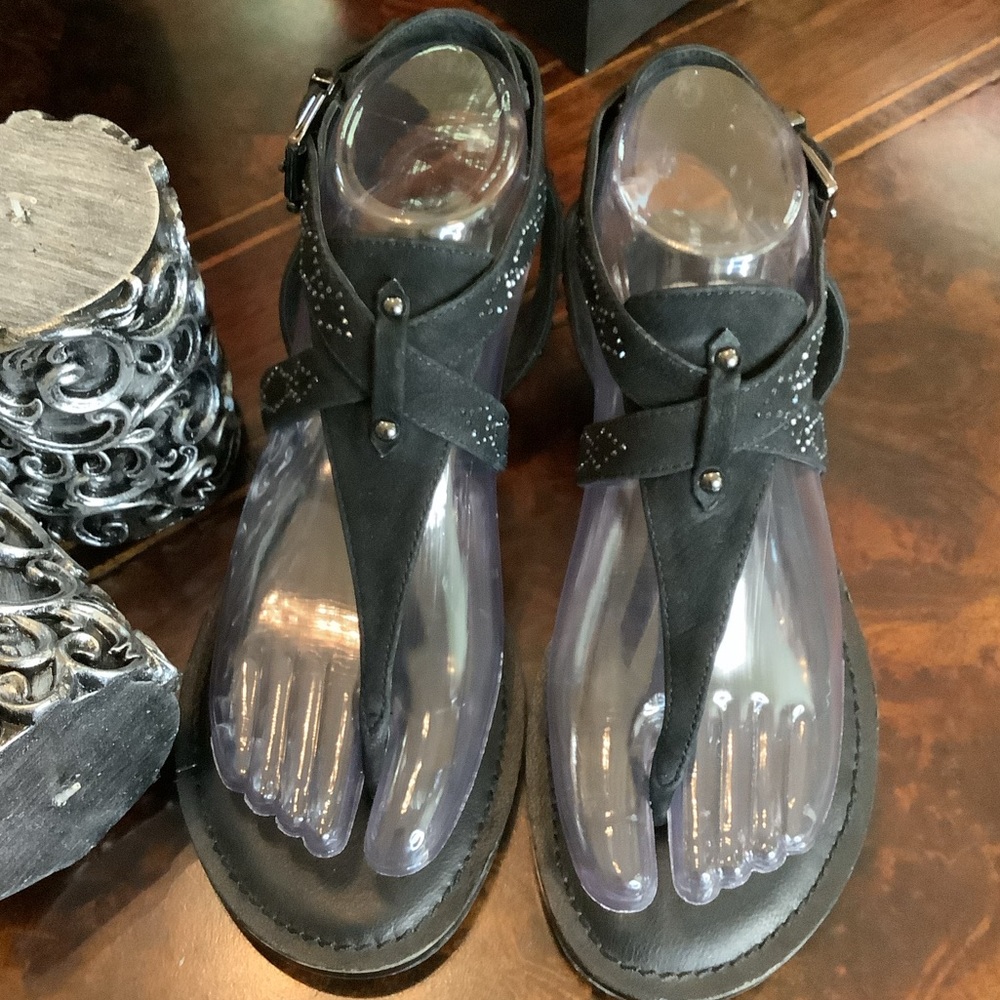 GIANNI BINNI SUEDE LEATHER THONG SANDALS SIZE 7 ** RUN VERY SMALL (fit size 6.5)
